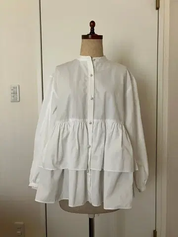 티어드 화이트 셔츠 긴팔 펄 버튼