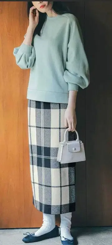 깔끔한 색상의 속기모 맨투맨 & 빅 체크 무늬의 I라인 니트 스커트