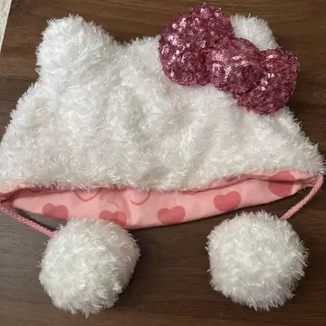 헬로키티 디자인의 모자