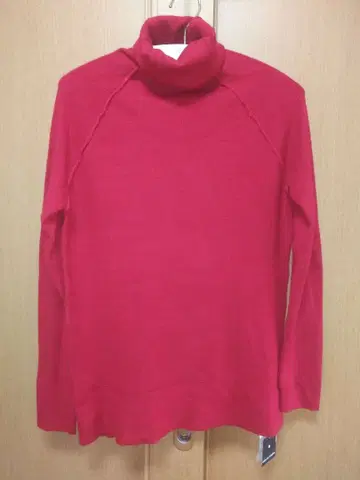 빨간색 터틀넥 긴팔 니트