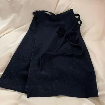 스튜디오 클립 네이비 도트 무늬 랩스커트