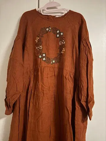 SM2 마카베 앨리스 콜라보 자수 원피스 린넨