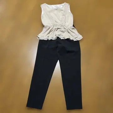 베이지 페플럼 상의와 블랙 팬츠 셋업