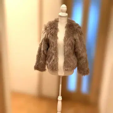 GYDA (제이다) 베이지 인조 모피 숏 자켓 퍼