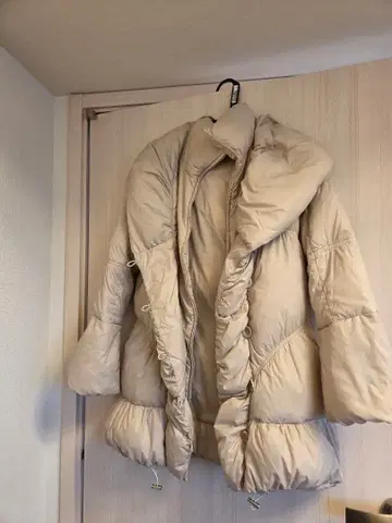 베이지 다운 자켓 옷깃이 포근한