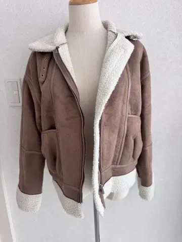 브라운 후드 부착 무스탕 코트