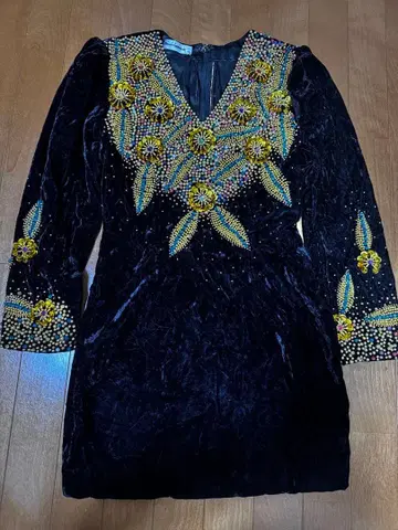 비즈 자수 블랙 V넥 원피스