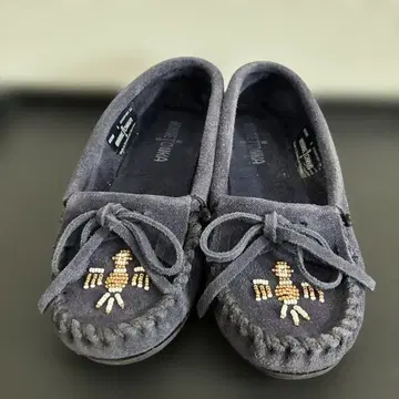 미네통카 네이비 스웨이드 비즈 자수 모카신