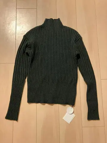 하이넥 손가락 구멍 리브 니트 블랙