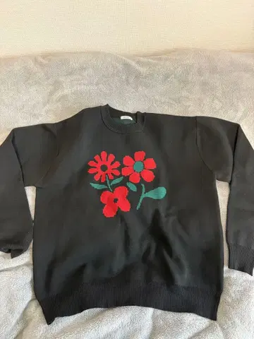 꽃무늬 자수 블랙 크루넥 스웨터