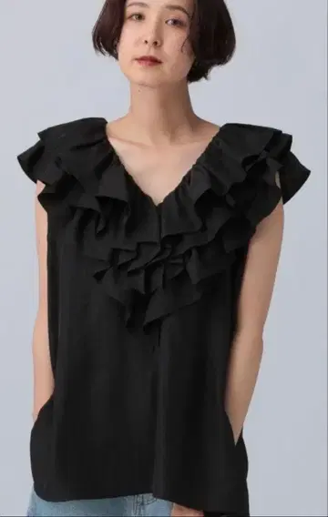 미개봉 새상품 LEPSIM 프릴 V넥 슬리브리스 블라우스 블랙