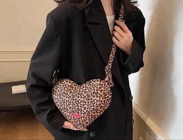 레오파드 무늬 하트형 숄더백