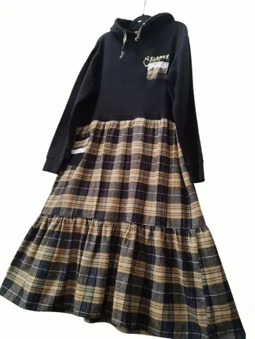 구제 의류 블랙 후드티와 옐로우 컬러 체크 2단 티어드 원피스