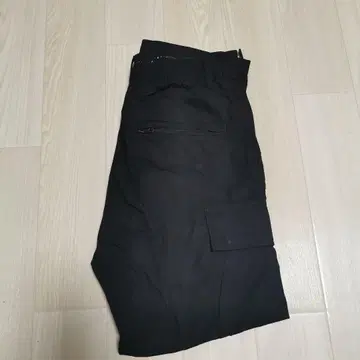 유니클로 와이드 핏 카고 팬츠 블랙 XS