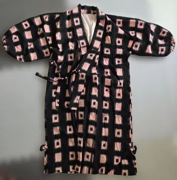 블랙과 핑크의 기하학 패턴 기모노 겉옷