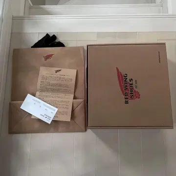 레드윙 빈 박스와 샵 봉투 red wing