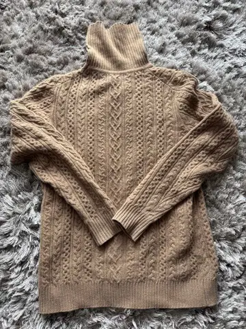 꼼사맨 플래티넘 터틀넥 케이블 니트 베이지 M 사이즈