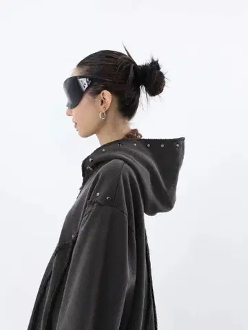 FUZZYKON 다크 그레이 후드티 스터드 부착