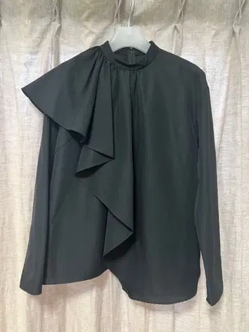 어도어 ADORE 프릴 포함 블랙 긴팔 블라우스