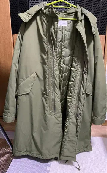 올리브 그린 후드 부착 롱 코트