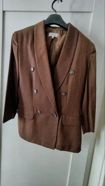 브라운 더블 브레스트 자켓과 타이트 스커트