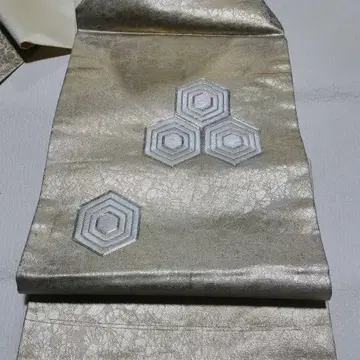 은색 육각형 은사 자수 나고야 오비 북 패턴