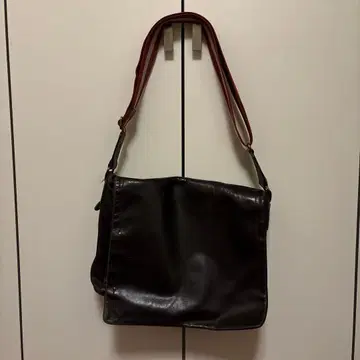 BALLY 블랙 숄더백 빨간색 스트랩 포함