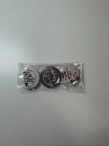 샤이 토프 사인 포함 캔뱃지