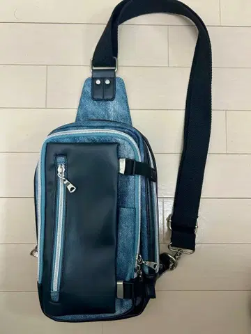 블루와 블랙의 숄더백