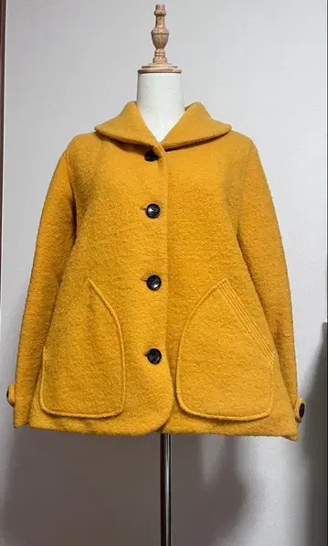 머스타드 컬러 버튼 부착 자켓 코트