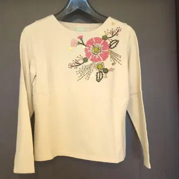 꽃무늬 자수 베이지 긴팔 니트 풀오버