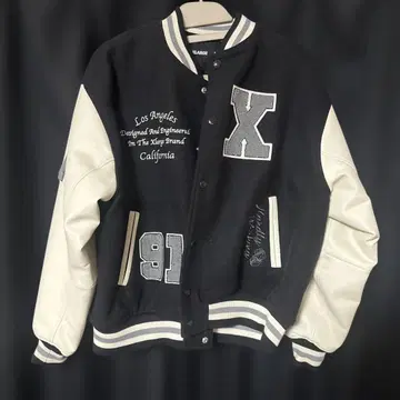 XLARGE 바시티 자켓 블랙과 화이트 바이컬러