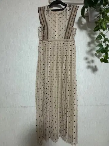 ZARA 도트 무늬 슬리브리스 원피스