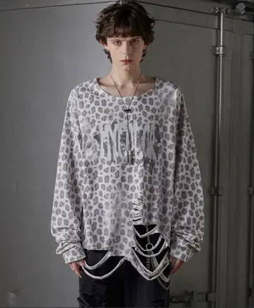 그랑 올 패턴 큐빅 그래픽 롱T 화이트 레오파드 L