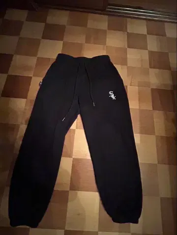 블랙 조거 팬츠 로고