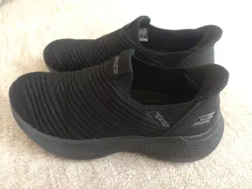 Skechers 블랙 슬립온 스니커즈