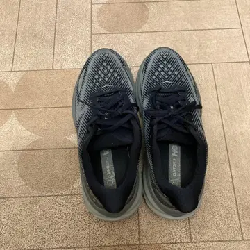 호카오네오네 스니커즈