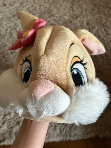 토끼 얼굴 모자 꽃 장식 포함