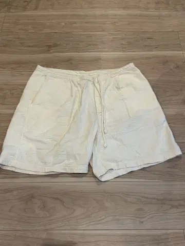 붉은빛 도는 갈색 숏팬츠