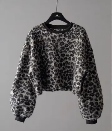 레오파드 무늬 벌룬 소매 크롭 스웨터