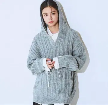 3.5G 키 넥 니트 후디 지나시스 미사용 새상품 이번 시즌 신상