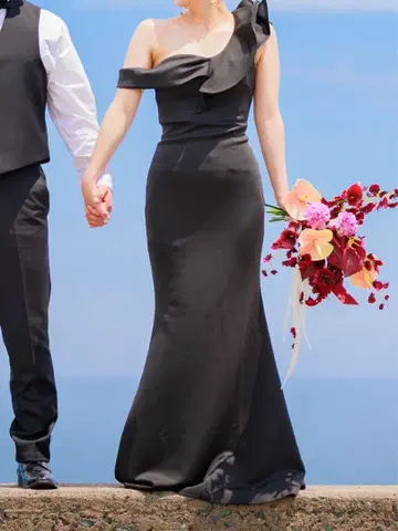 블랙 원숄더 프릴 드레스