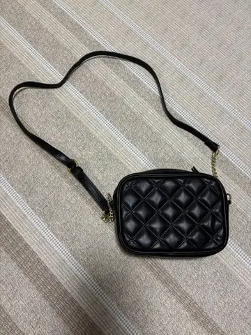 블랙 퀼팅 숄더백