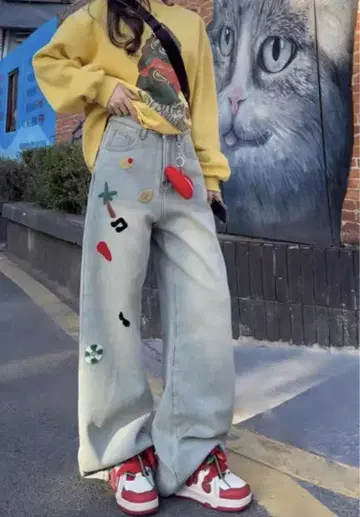 자수 패치 부착 라이트 블루 데님 팬츠