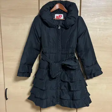 &러브 프릴 장식 블랙 다운 자켓 L