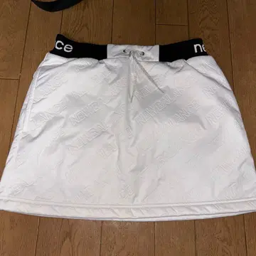 뉴발란스 스커트