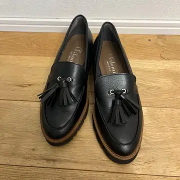 블랙 태슬 장식 가죽 통굽 로퍼