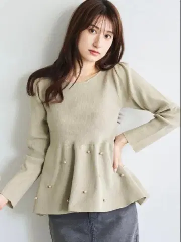 코코딜 비쥬 포함 페플럼 니트