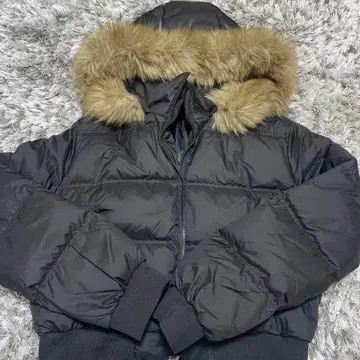 퍼 달린 블랙 다운 자켓