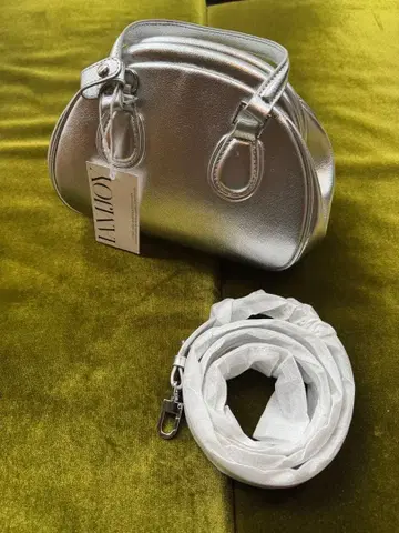 실버 숄더백 스트랩 포함